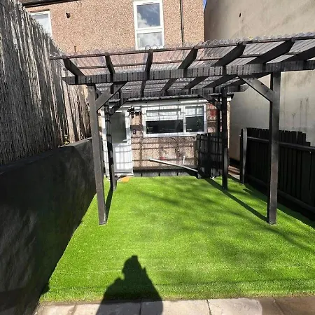 4 Bedrooms Homely House With Garden- Sleeps 9 Comfortably With 6 Comfortable Beds, Free Street Parking, Business Travellers, Contractors, & Holiday-Goers, Coventry, Near All Major Transport Links In Coventry And Motorway Exterior photo