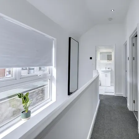4 Bedrooms Homely House With Garden- Sleeps 9 Comfortably With 6 Comfortable Beds, Free Street Parking, Business Travellers, Contractors, & Holiday-Goers, Coventry, Near All Major Transport Links In Coventry And Motorway Exterior photo