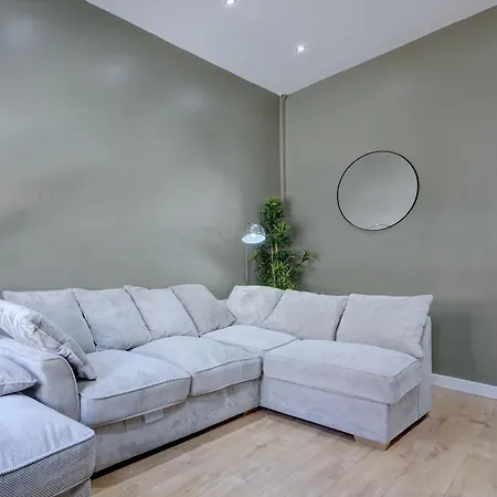 4 Bedrooms Homely House With Garden- Sleeps 9 Comfortably With 6 Comfortable Beds, Free Street Parking, Business Travellers, Contractors, & Holiday-Goers, Coventry, Near All Major Transport Links In Coventry And Motorway Exterior photo