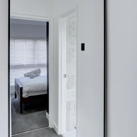 4 Bedrooms Homely House With Garden- Sleeps 9 Comfortably With 6 Comfortable Beds, Free Street Parking, Business Travellers, Contractors, & Holiday-Goers, Coventry, Near All Major Transport Links In Coventry And Motorway Exterior photo
