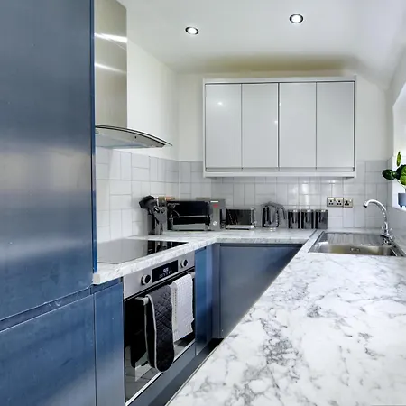 4 Bedrooms Homely House With Garden- Sleeps 9 Comfortably With 6 Comfortable Beds, Free Street Parking, Business Travellers, Contractors, & Holiday-Goers, Coventry, Near All Major Transport Links In Coventry And Motorway Exterior photo