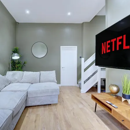 4 Bedrooms Homely House With Garden- Sleeps 9 Comfortably With 6 Comfortable Beds, Free Street Parking, Business Travellers, Contractors, & Holiday-Goers, Coventry, Near All Major Transport Links In Coventry And Motorway Exterior photo