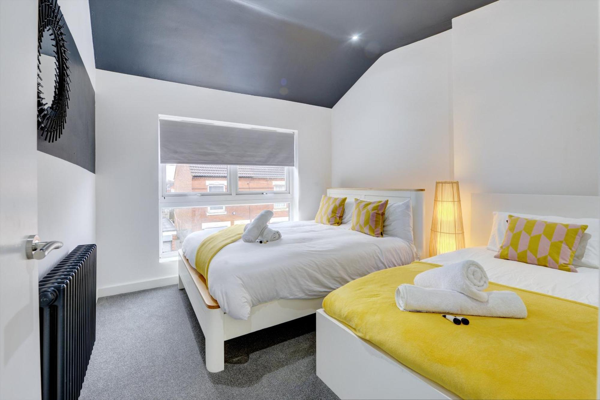 4 Bedrooms Homely House With Garden- Sleeps 9 Comfortably With 6 Comfortable Beds, Free Street Parking, Business Travellers, Contractors, & Holiday-goers, Coventry, Near Major Transport Links In And Motorway *